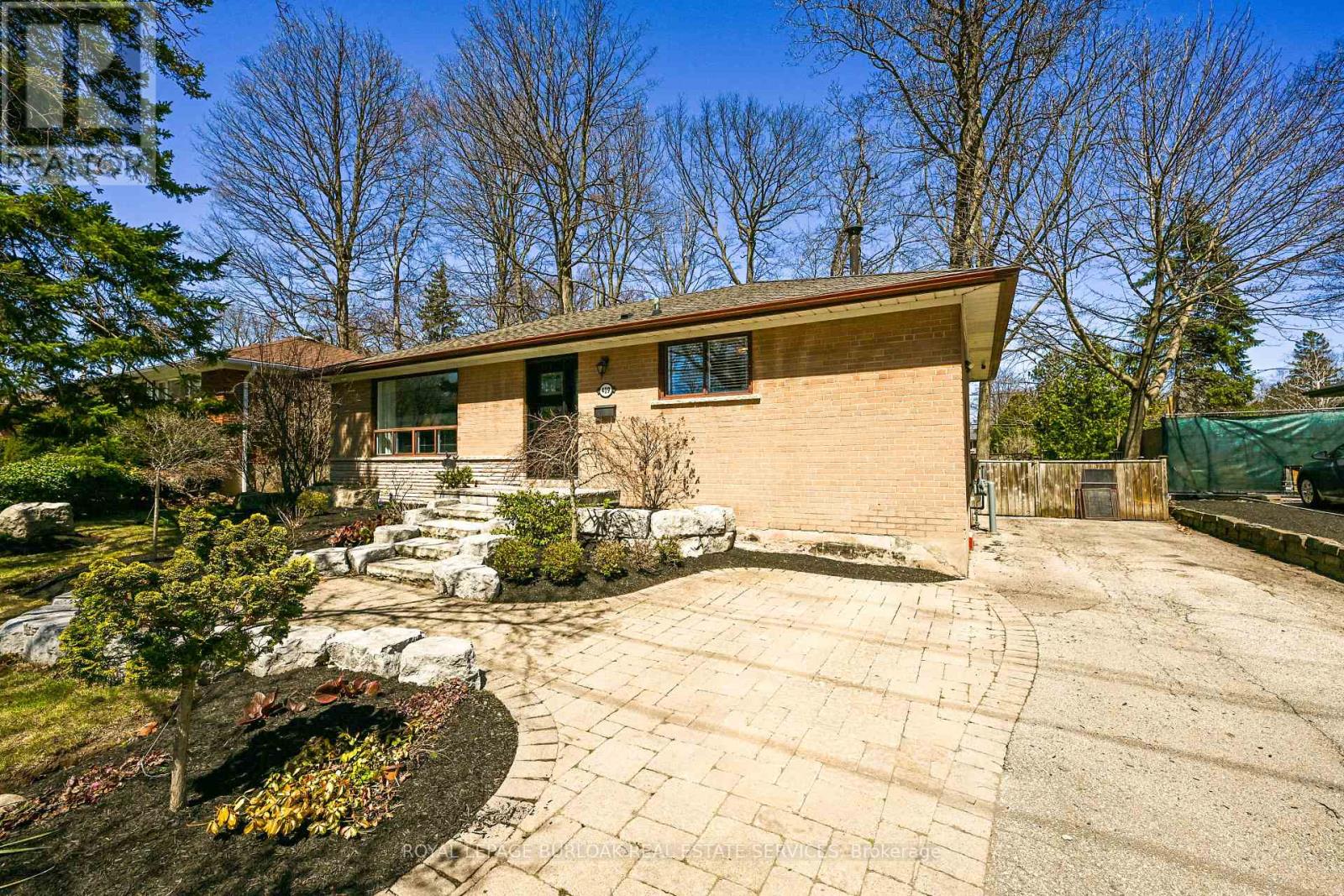 419 Hampton Heath Road, Burlington (Appleby), Ontario  L7L 4R3 - Photo 4 - W12209924