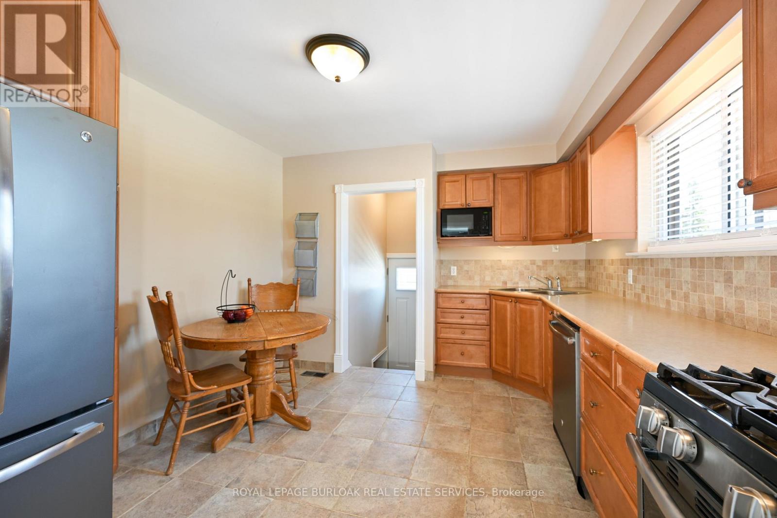 419 Hampton Heath Road, Burlington (Appleby), Ontario  L7L 4R3 - Photo 8 - W12209924