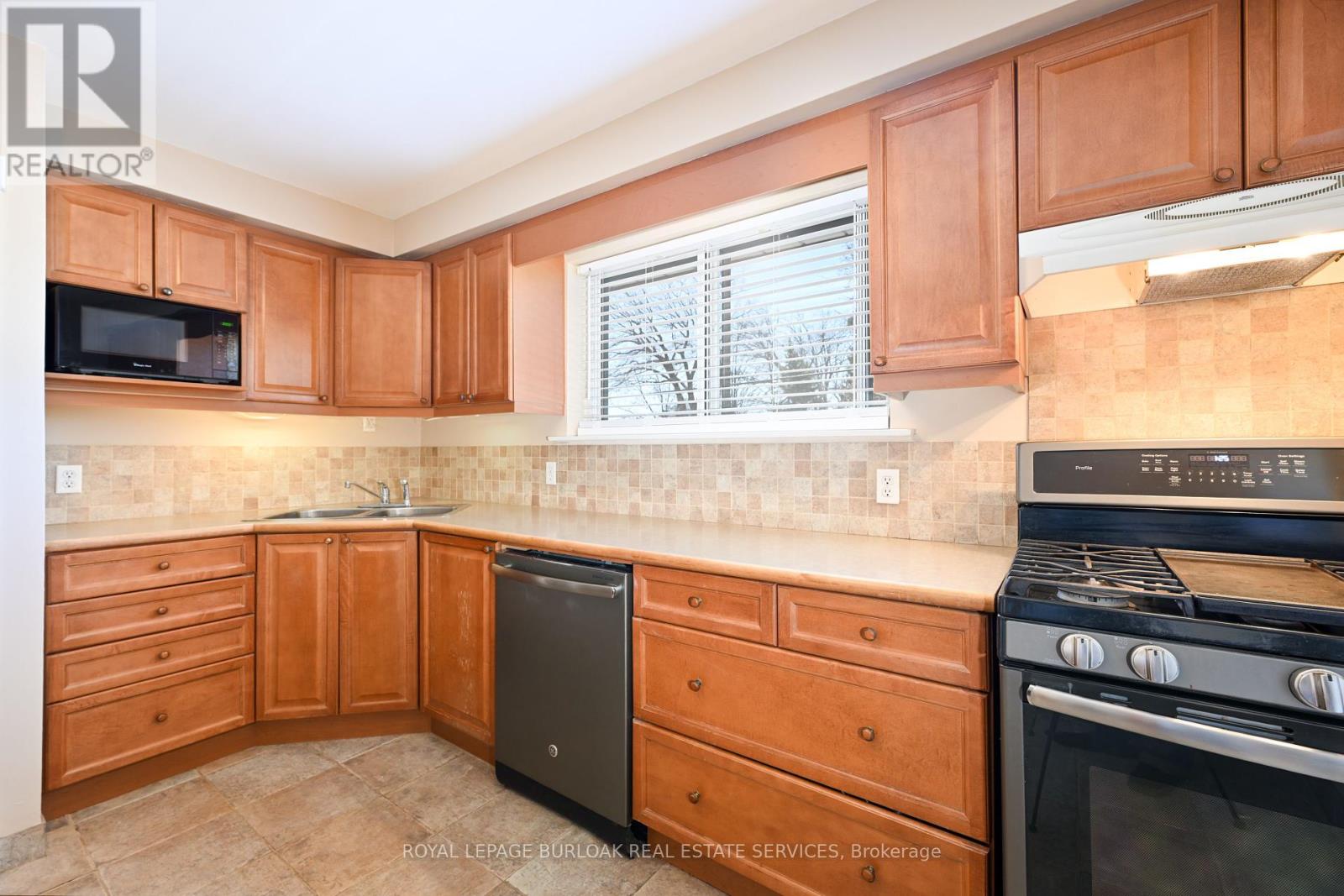 419 Hampton Heath Road, Burlington (Appleby), Ontario  L7L 4R3 - Photo 9 - W12209924