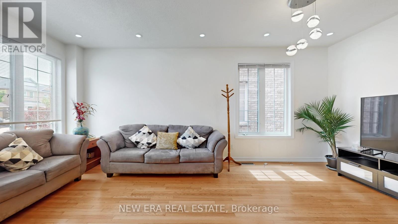 26 Openbay Gardens, Brampton (Sandringham-Wellington), Ontario  L6R 0V4 - Photo 5 - W12209932