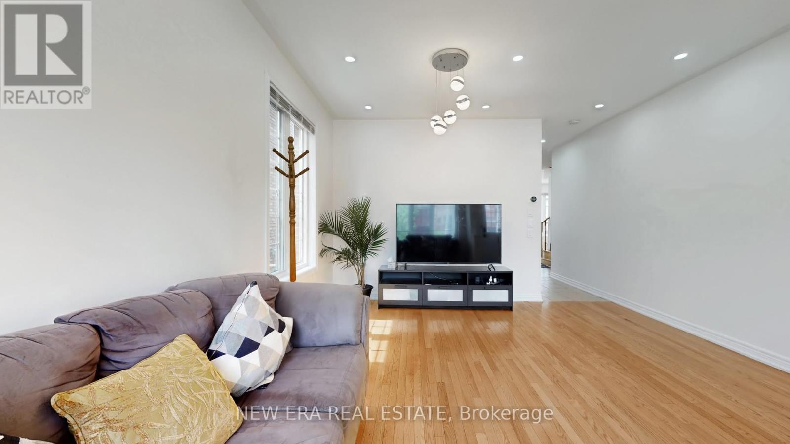 26 Openbay Gardens, Brampton (Sandringham-Wellington), Ontario  L6R 0V4 - Photo 6 - W12209932