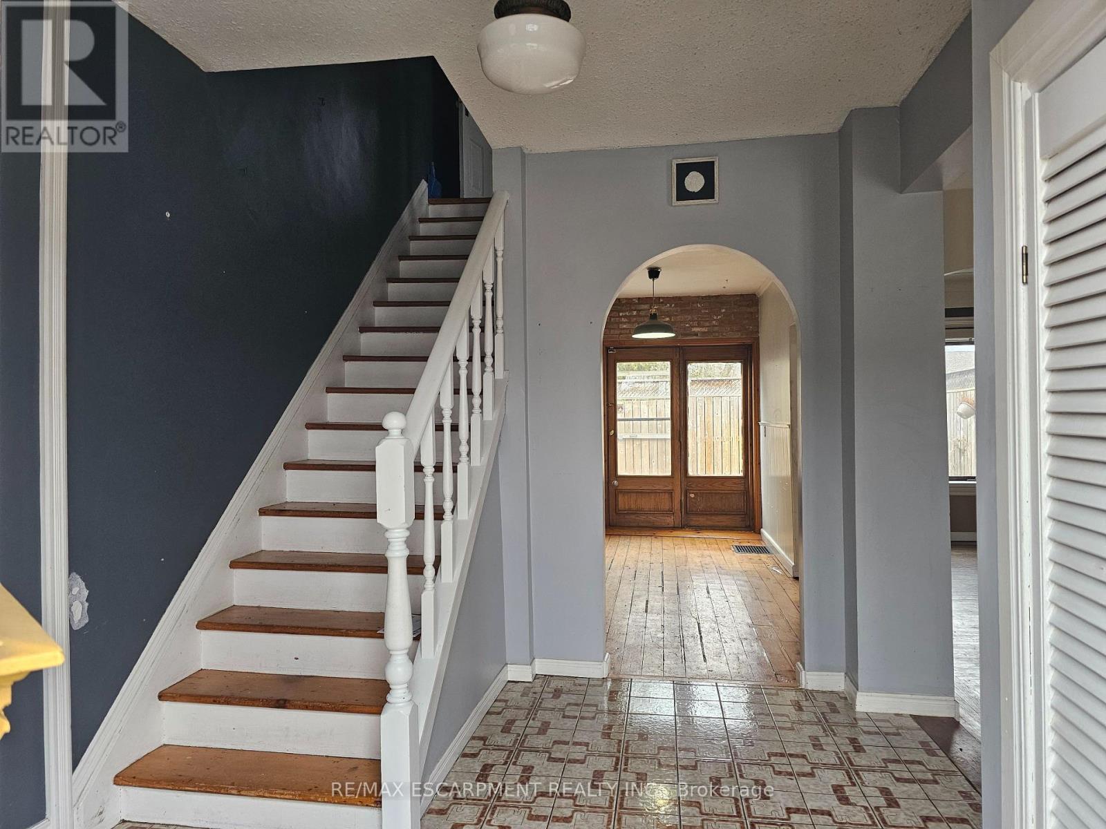 63 New Street, Hamilton (Strathcona), Ontario  L8P 4J7 - Photo 3 - X12209912