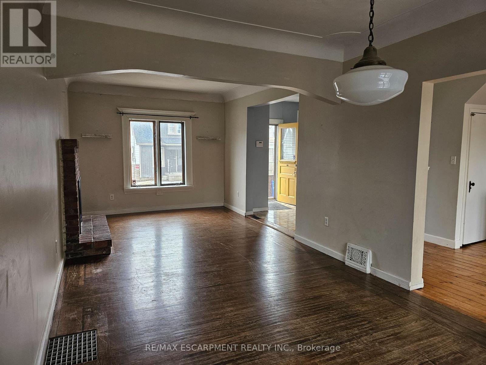 63 New Street, Hamilton (Strathcona), Ontario  L8P 4J7 - Photo 4 - X12209912