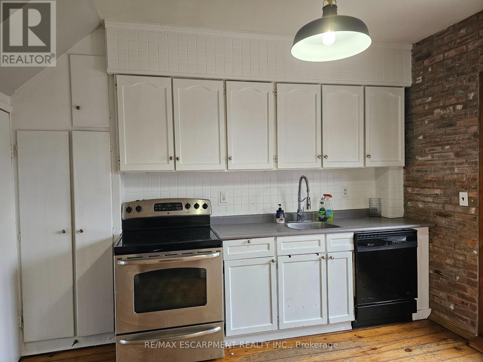 63 New Street, Hamilton (Strathcona), Ontario  L8P 4J7 - Photo 7 - X12209912