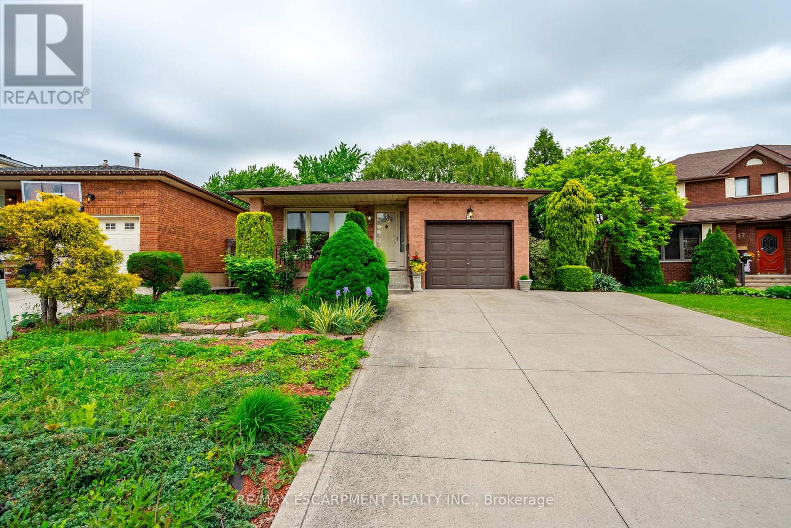 43 Trenholme Crescent, Hamilton (Trenholme), Ontario  L8W 2L4 - Photo 2 - X12209979
