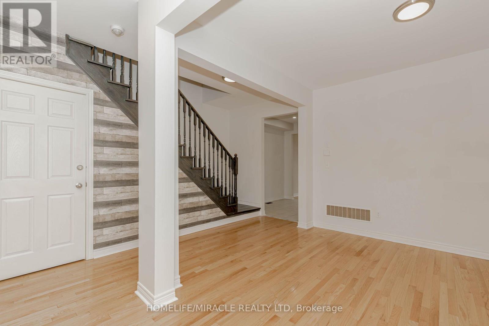 1015 Job Crescent, Milton (Ha Harrison), Ontario  L9T 7V1 - Photo 8 - W12209556