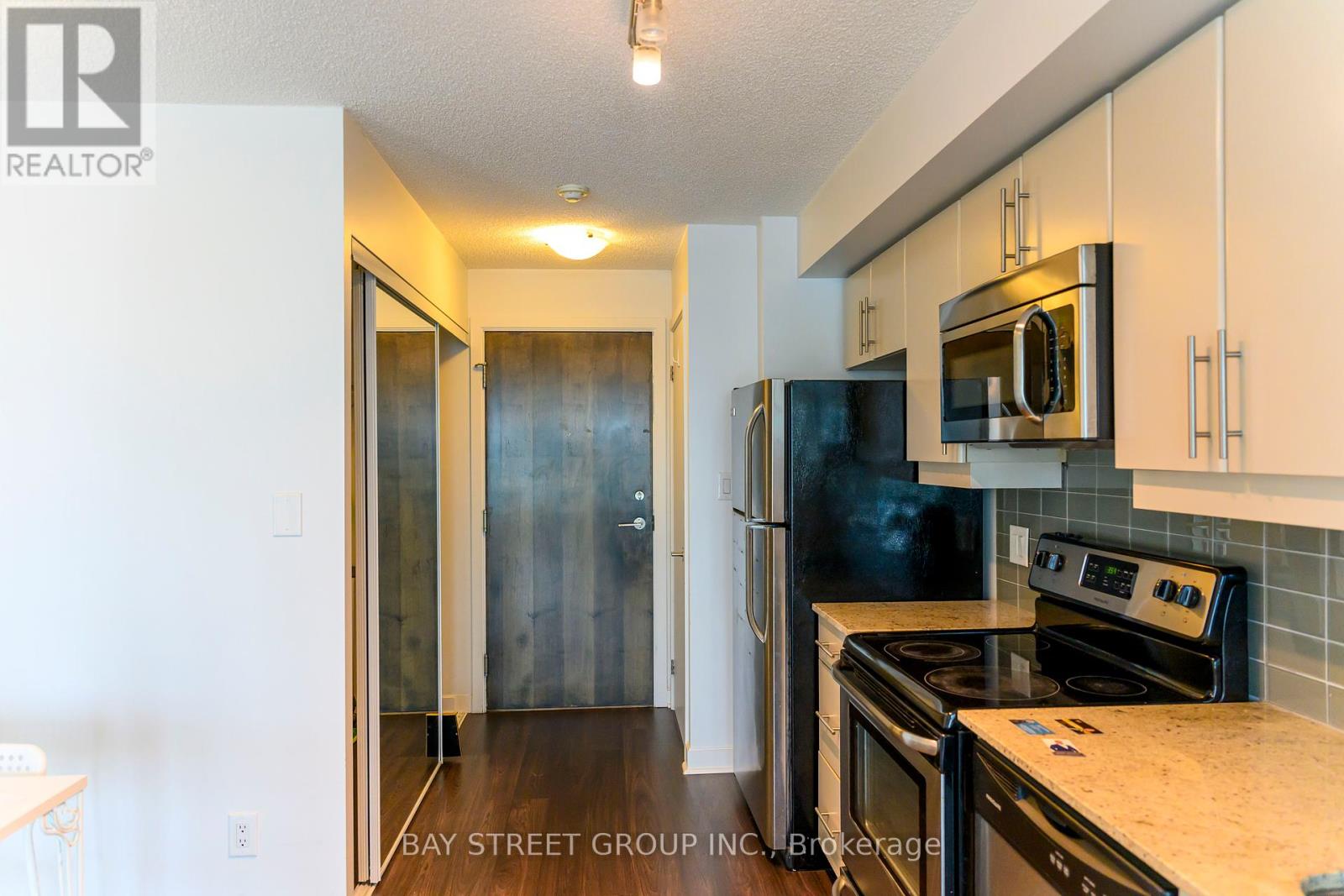 1002 - 33 Bay Street, Toronto, Ontario  M5J 2Z3 - Photo 4 - C12184579