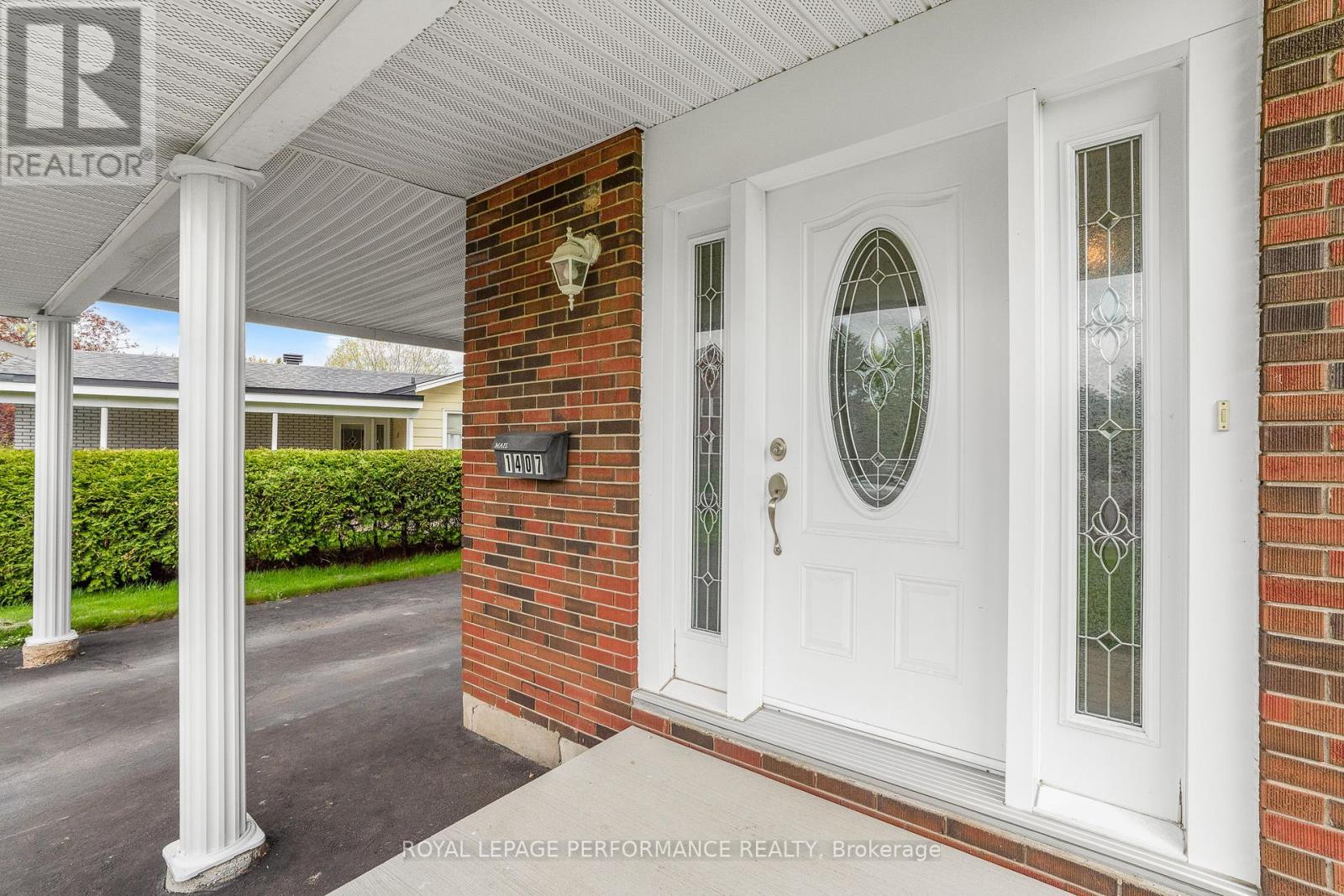 1407 Duford Drive, Ottawa, Ontario  K1E 1E4 - Photo 3 - X12210183