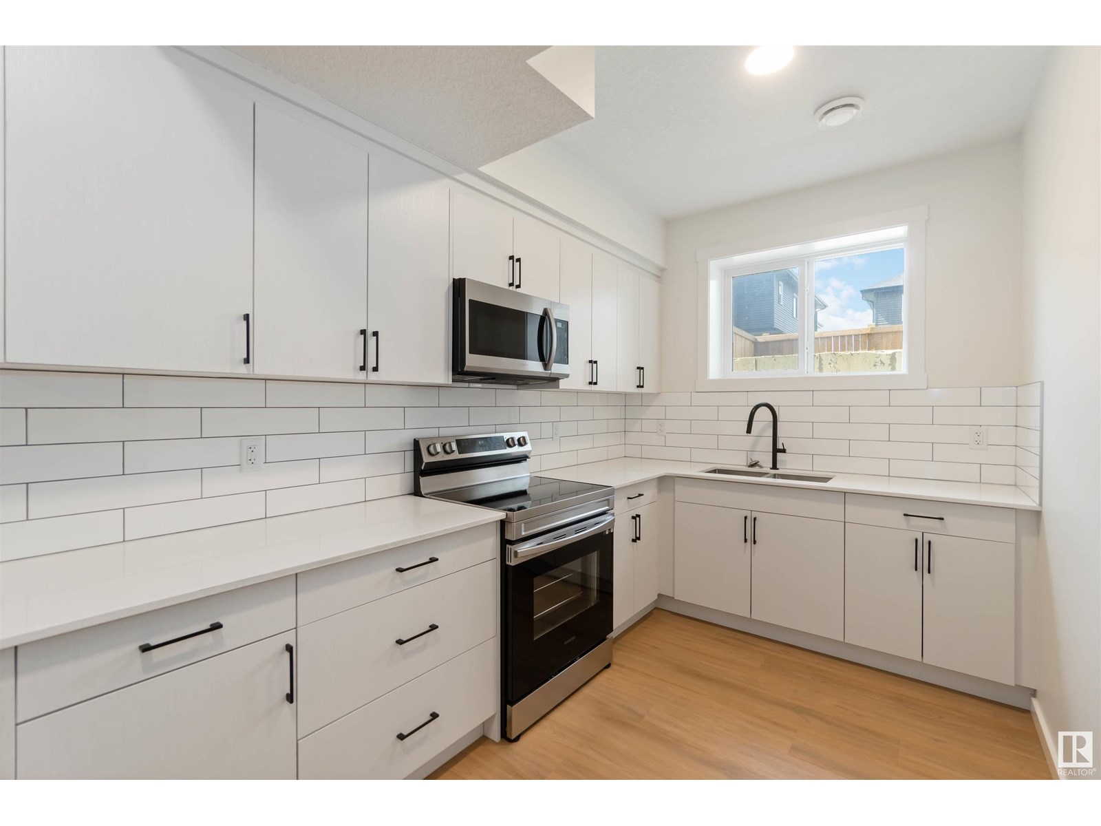 Property at 2172 52 St SW image 4
