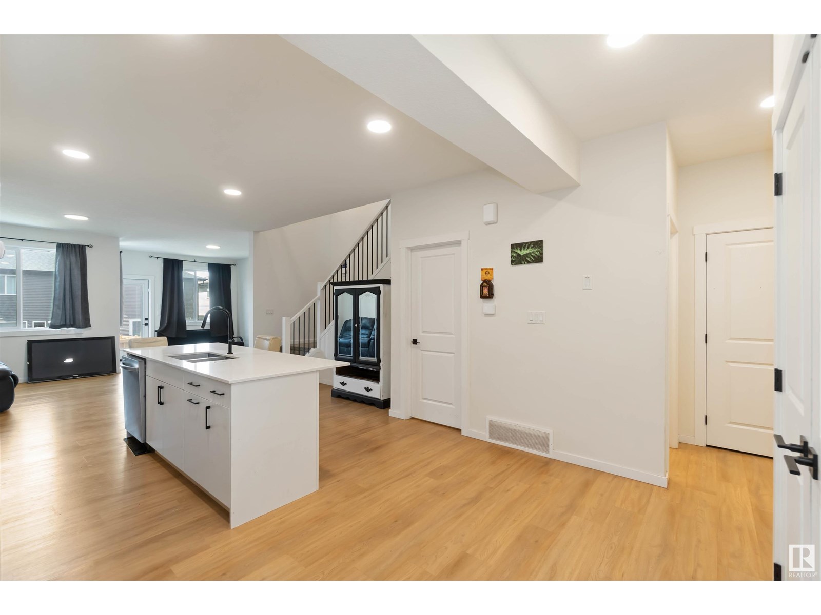 Property at 2172 52 St SW image 5