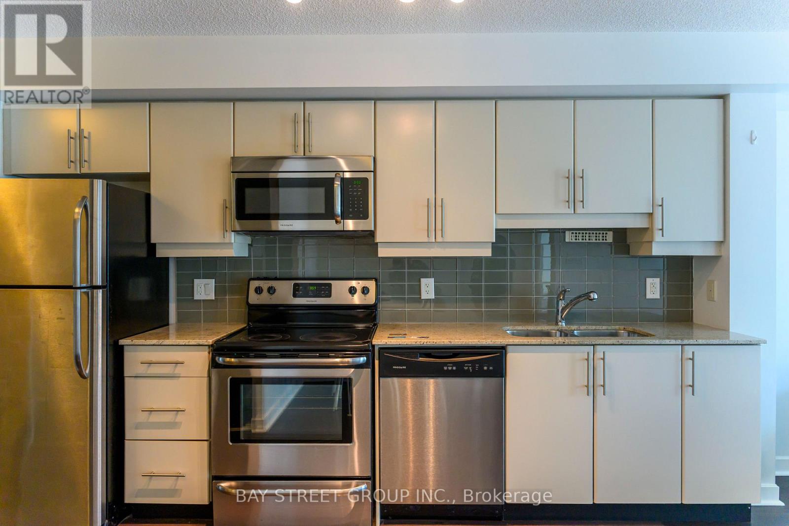 1002 - 33 Bay Street, Toronto, Ontario  M5J 2Z3 - Photo 3 - C12184579