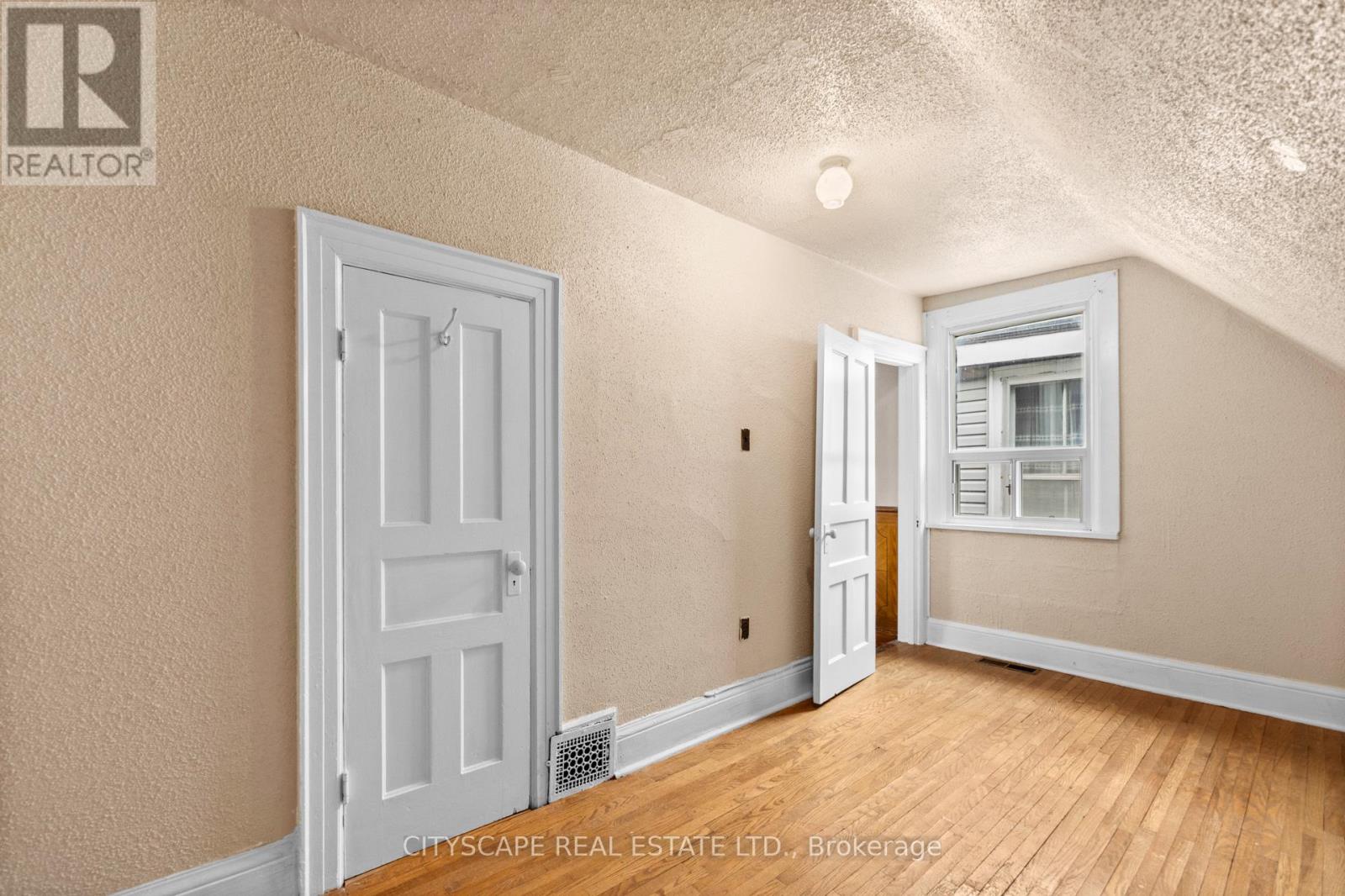 92 Bellwoods Avenue, Toronto, Ontario  M6J 2P4 - Photo 37 - C12187008