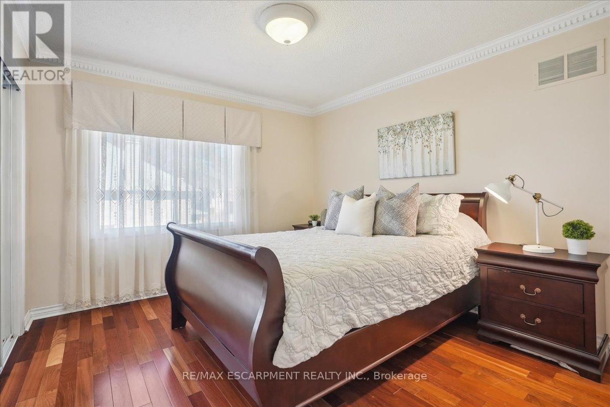 4053 Cabot Trail, Mississauga (Erin Mills), Ontario  L5L 3K2 - Photo 20 - W12093609