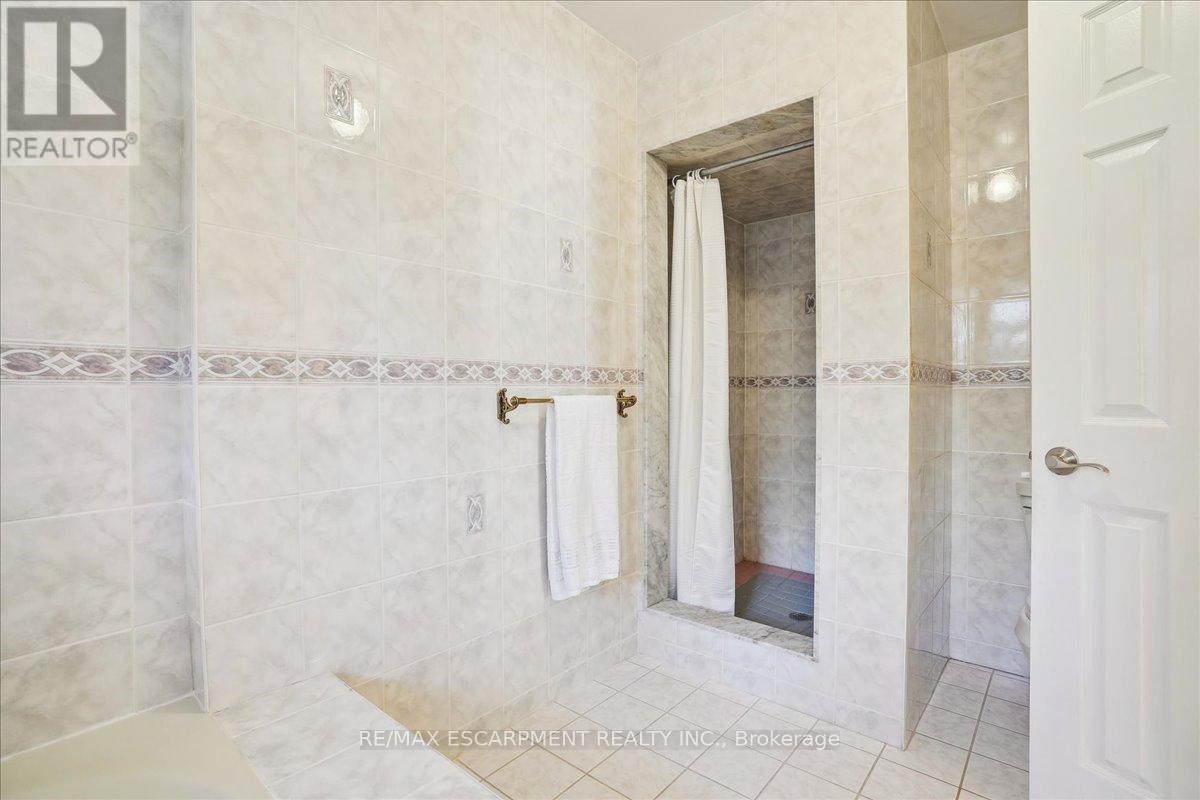 4053 Cabot Trail, Mississauga (Erin Mills), Ontario  L5L 3K2 - Photo 17 - W12093609