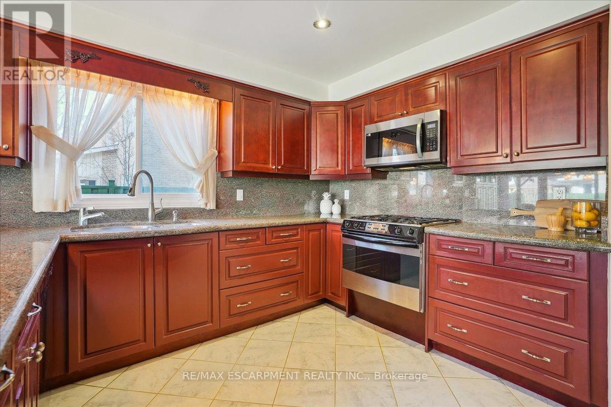 4053 Cabot Trail, Mississauga (Erin Mills), Ontario  L5L 3K2 - Photo 7 - W12093609
