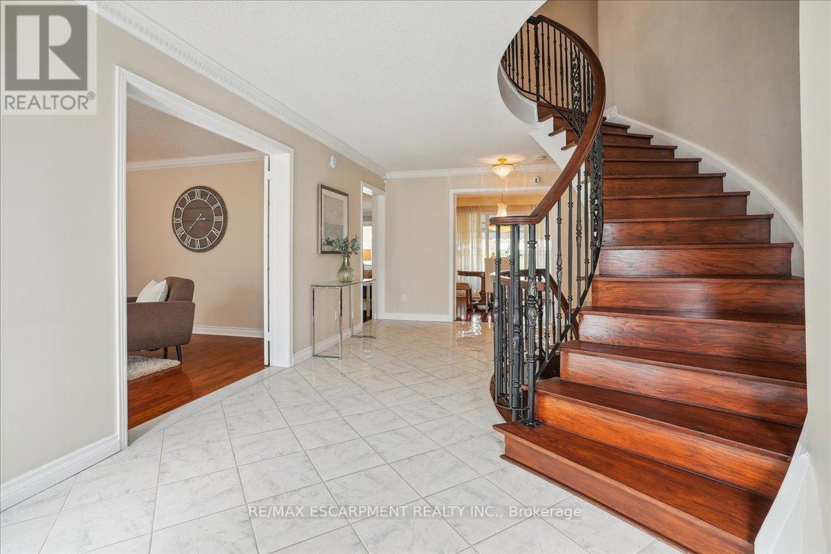 4053 Cabot Trail, Mississauga (Erin Mills), Ontario  L5L 3K2 - Photo 3 - W12093609