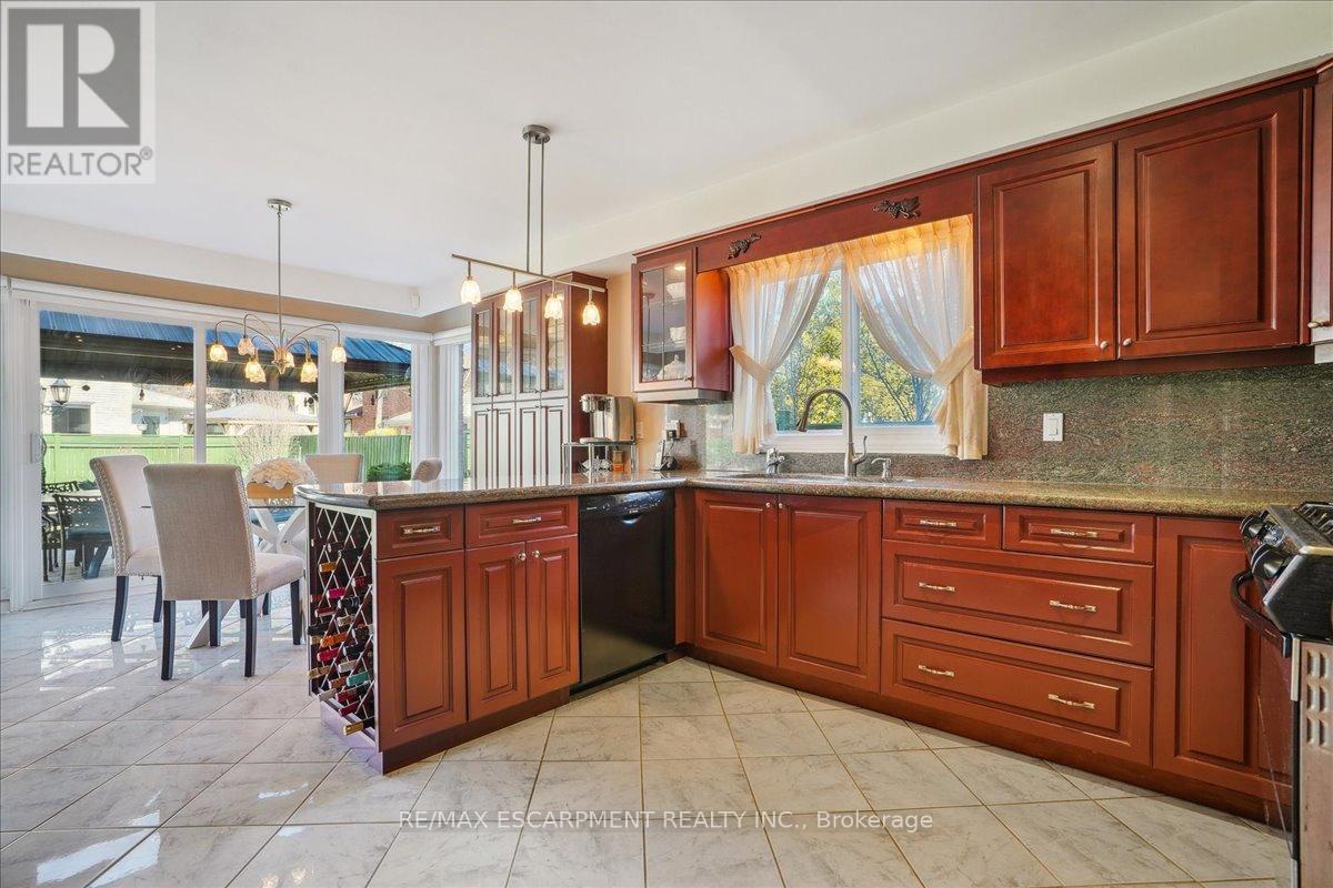 4053 Cabot Trail, Mississauga (Erin Mills), Ontario  L5L 3K2 - Photo 6 - W12093609