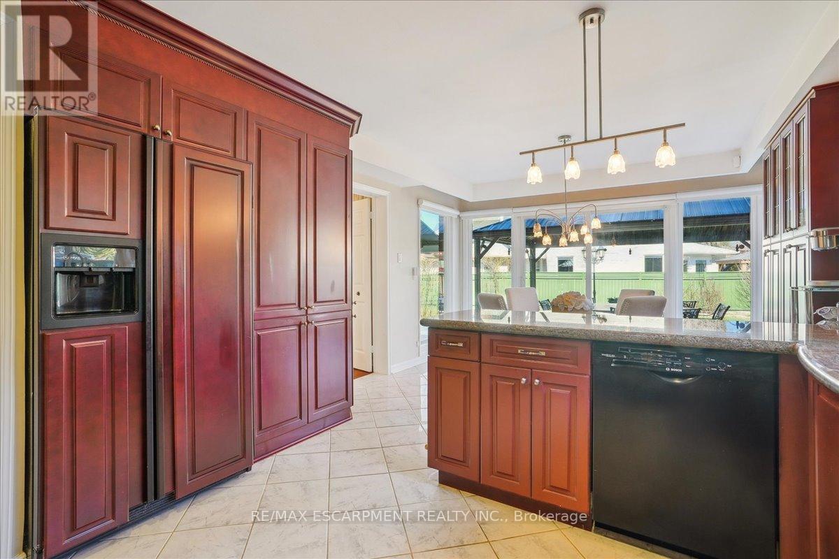 4053 Cabot Trail, Mississauga (Erin Mills), Ontario  L5L 3K2 - Photo 8 - W12093609
