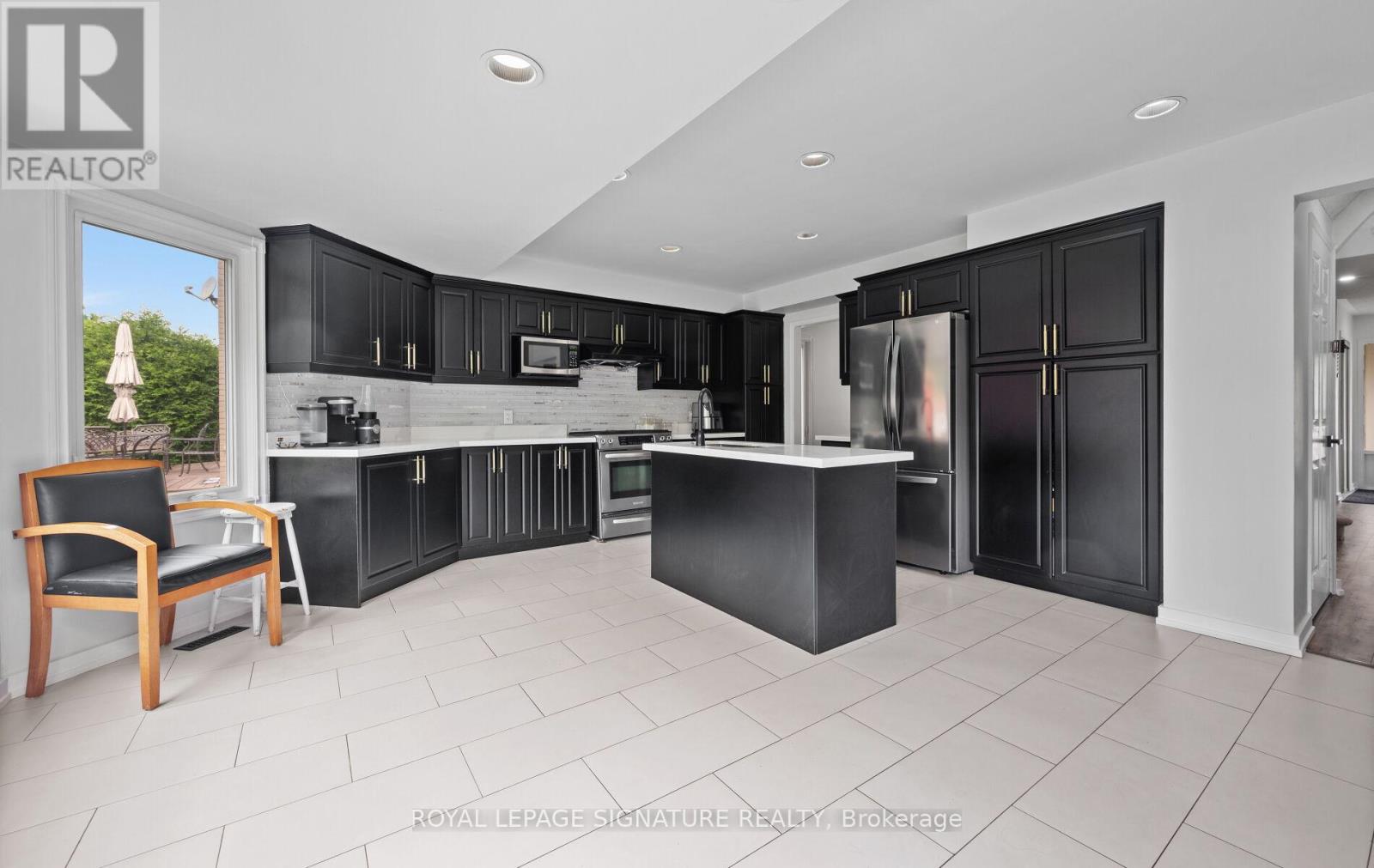 6 Nipigon Court, Brampton (Westgate), Ontario  L6S 5T5 - Photo 10 - W12210006