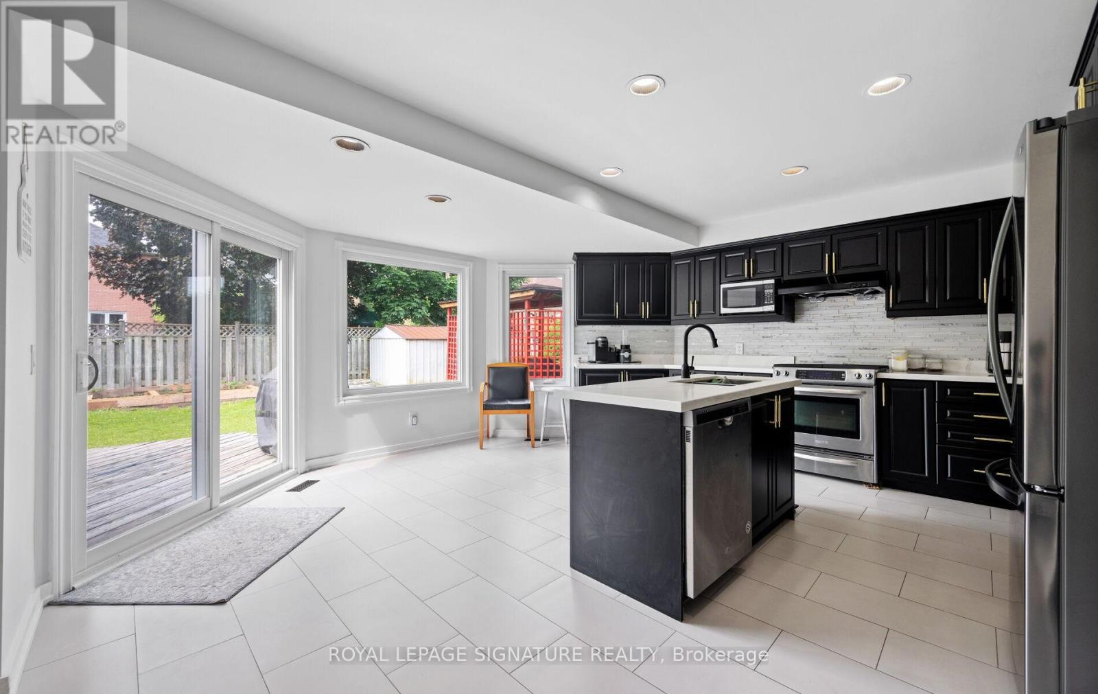 6 Nipigon Court, Brampton (Westgate), Ontario  L6S 5T5 - Photo 13 - W12210006