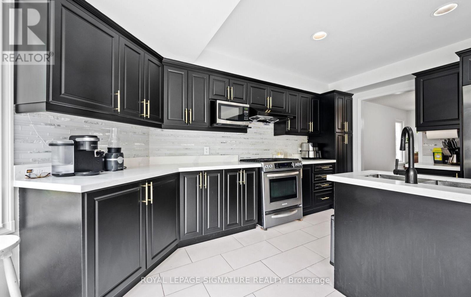 6 Nipigon Court, Brampton (Westgate), Ontario  L6S 5T5 - Photo 8 - W12210006