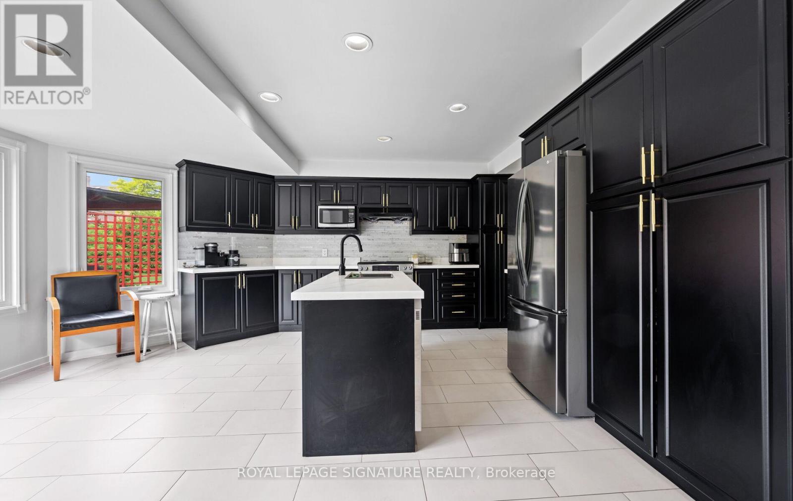 6 Nipigon Court, Brampton (Westgate), Ontario  L6S 5T5 - Photo 9 - W12210006