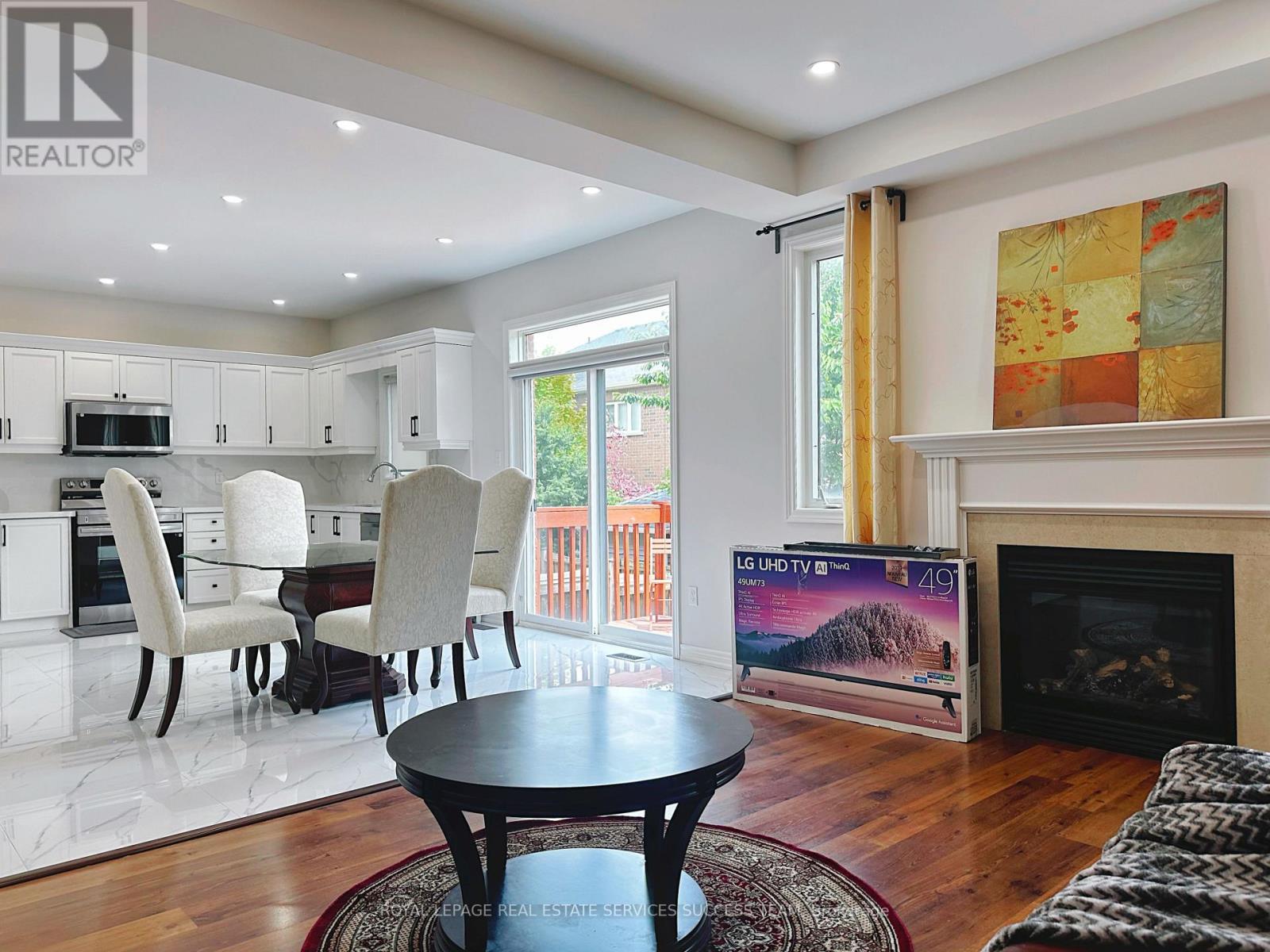 450 Harkin Place, Milton (Sc Scott), Ontario  L9T 7Y1 - Photo 2 - W12210037