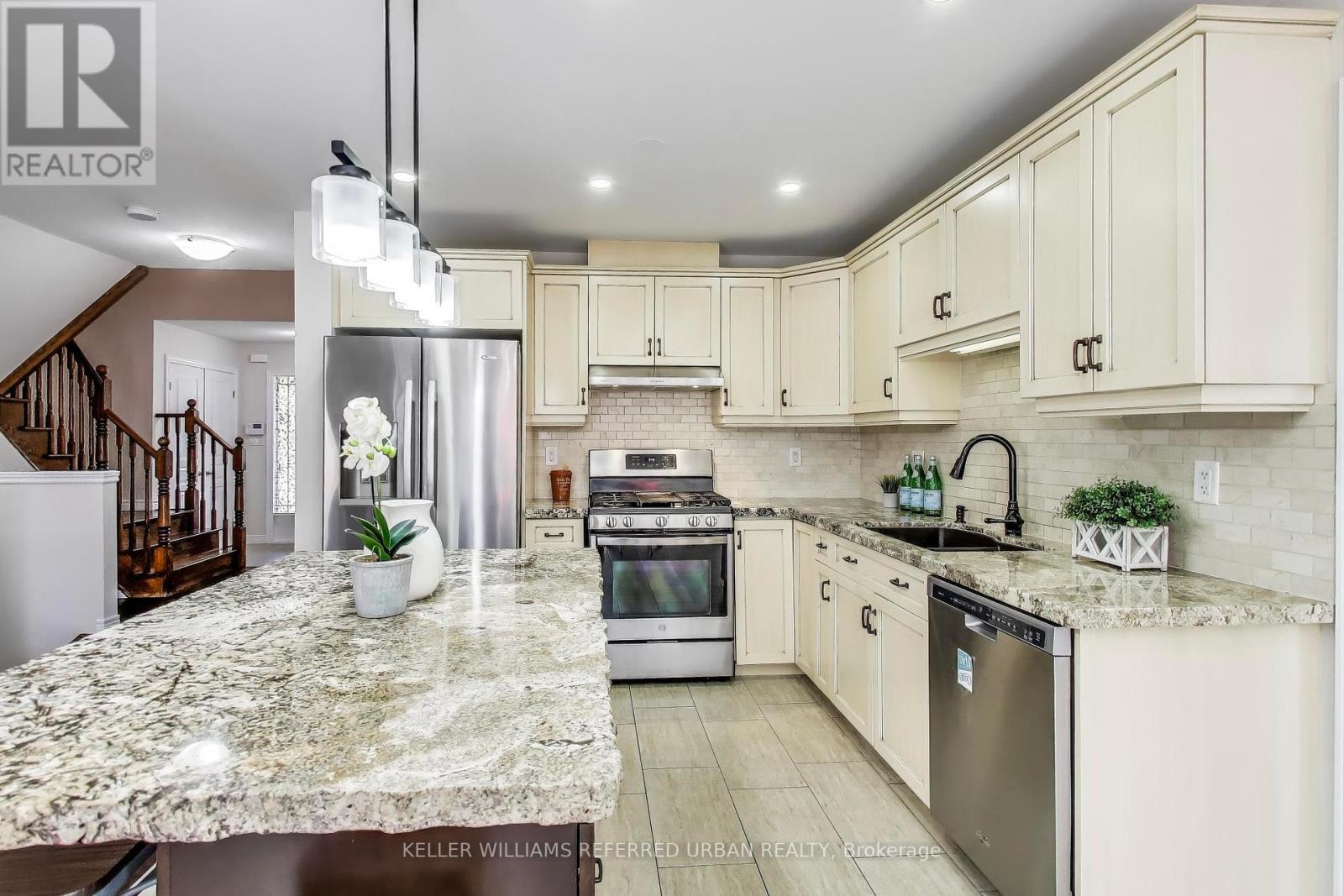 7 Grandstand Drive, Hamilton (Binbrook), Ontario  L0R 1C0 - Photo 11 - X12210082
