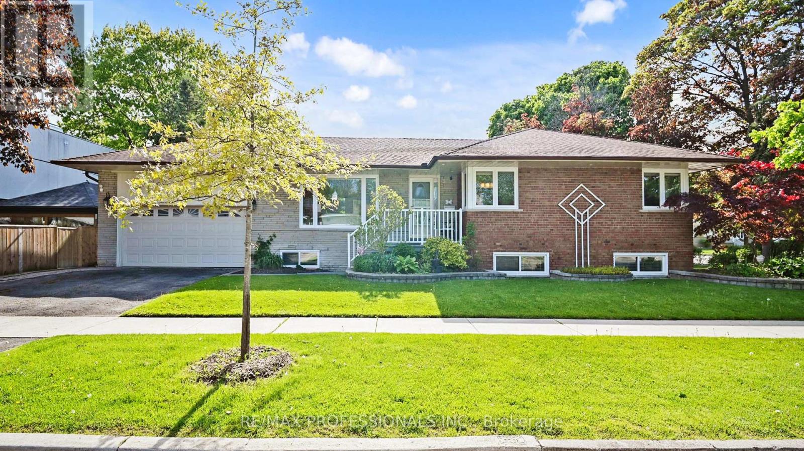 2 Woodpark Road, Toronto, Ontario  M9P 1M1 - Photo 1 - W12162553