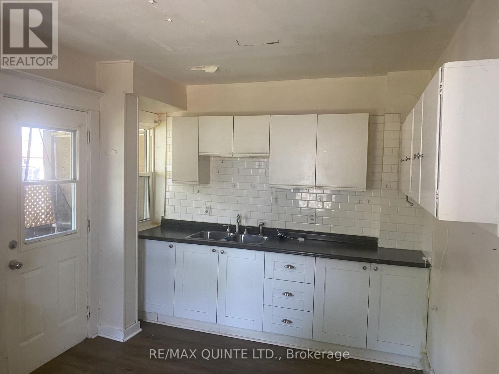 92 Shuter Street, Quinte West (Trenton Ward), Ontario  K8V 3L4 - Photo 8 - X12127344