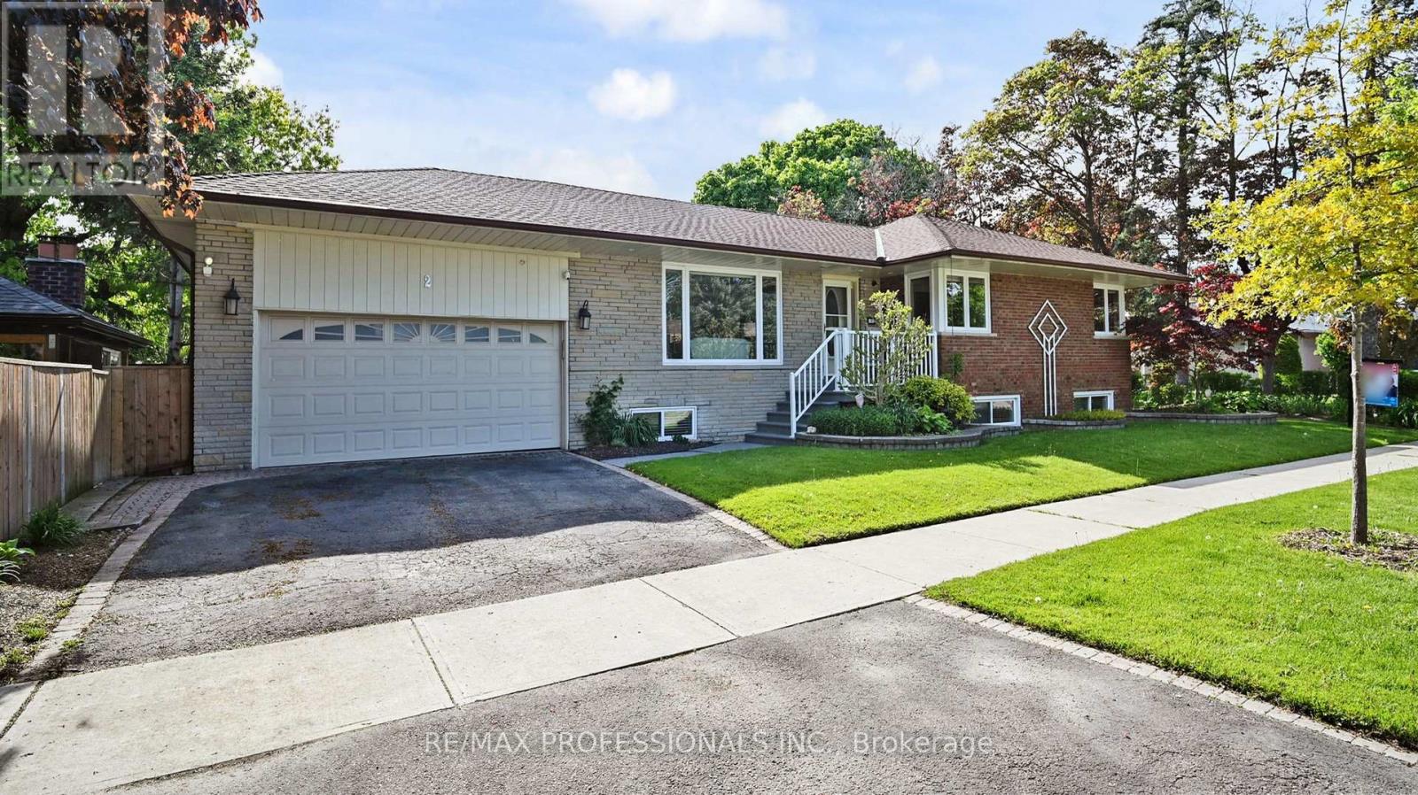 2 Woodpark Road, Toronto, Ontario  M9P 1M1 - Photo 3 - W12162553