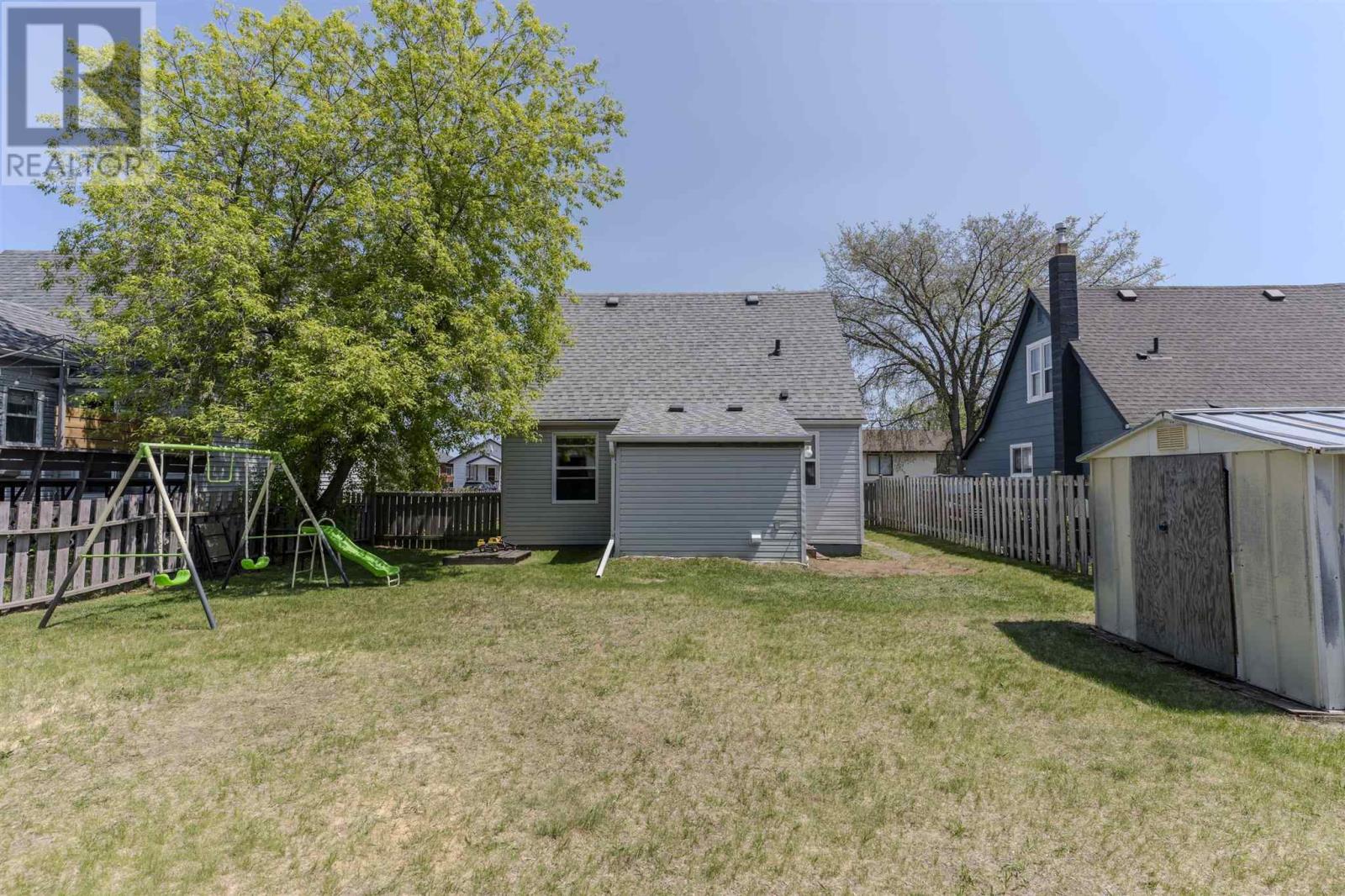 377 Leslie Ave, Thunder Bay, Ontario  P7A 1X6 - Photo 22 - TB251459