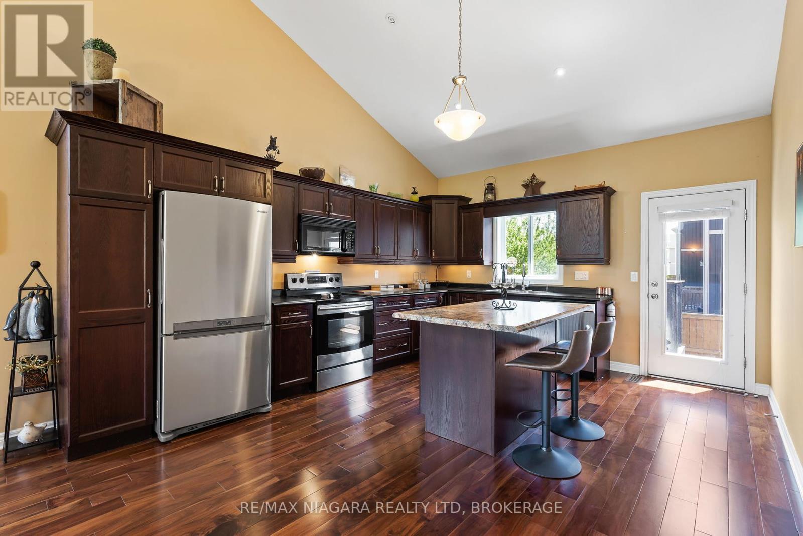 8 Corbin Street, St. Catharines, Ontario  L2P 0C3 - Photo 8 - X12210351