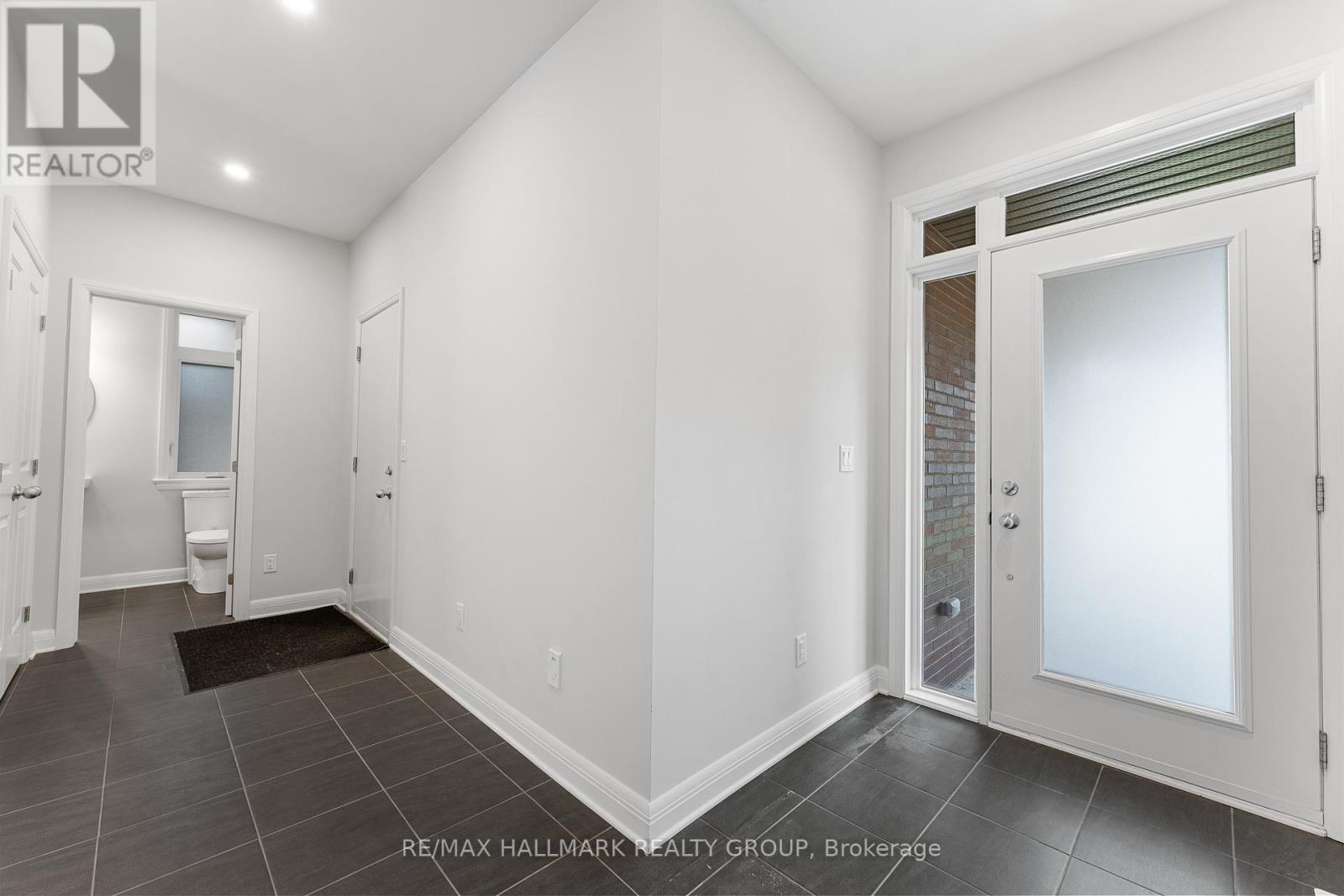 324 Lysander Place, Ottawa, Ontario  K1K 4K7 - Photo 3 - X12210384