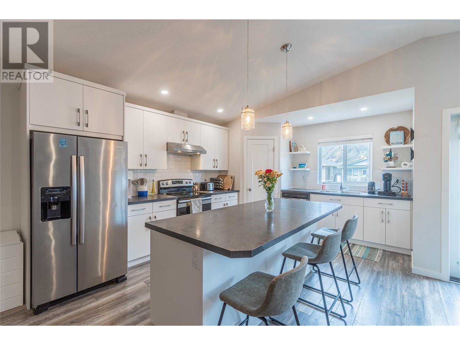 2364 Bossert Avenue, Kamloops, British Columbia  V2B 4V7 - Photo 4 - 10348452