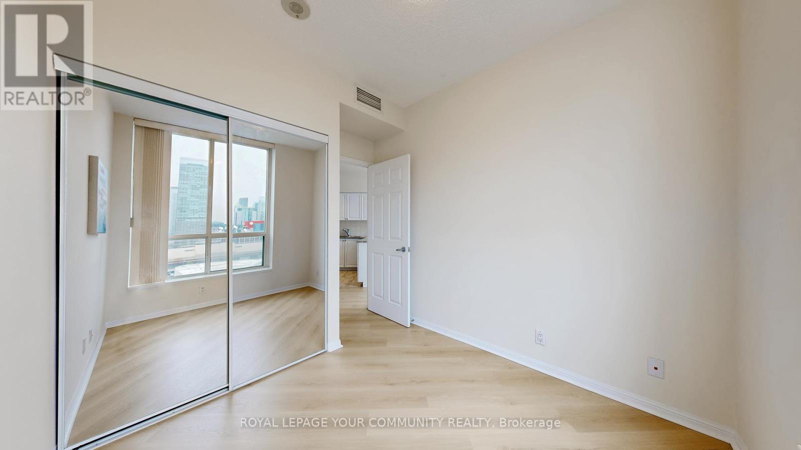 2323 - 230 Queens Quay W, Toronto (Waterfront Communities), Ontario  M5J 2Y7 - Photo 24 - C12210192