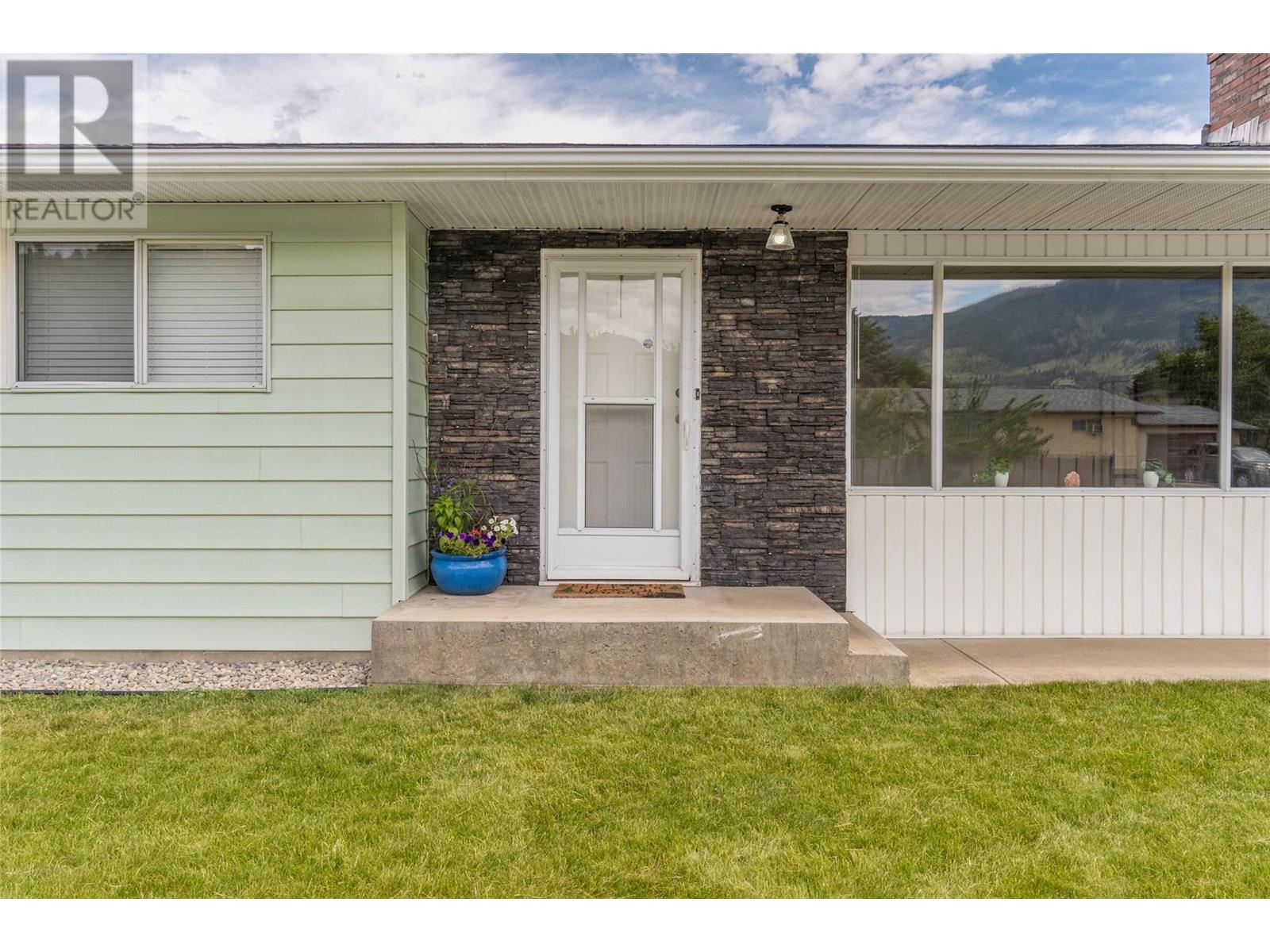 5843 Okanagan Street, Oliver, British Columbia  V0H 1T0 - Photo 3 - 10350562