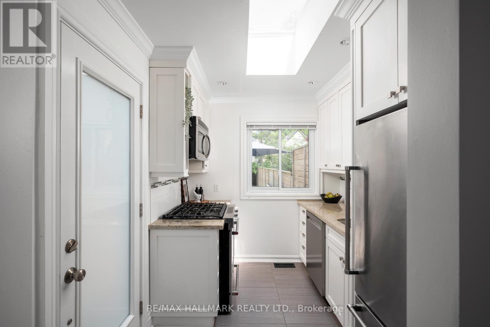 33 Ashdale Avenue, Toronto, Ontario  M4L 2Y6 - Photo 8 - E12210168