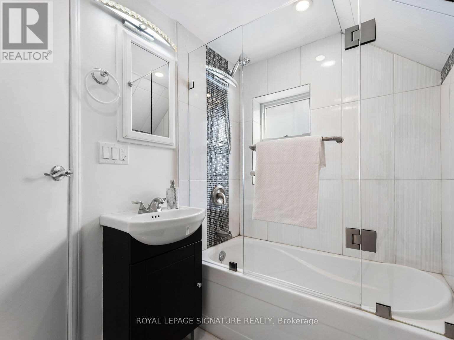 61 Holmstead Avenue, Toronto, Ontario  M4B 1T3 - Photo 25 - E12210256