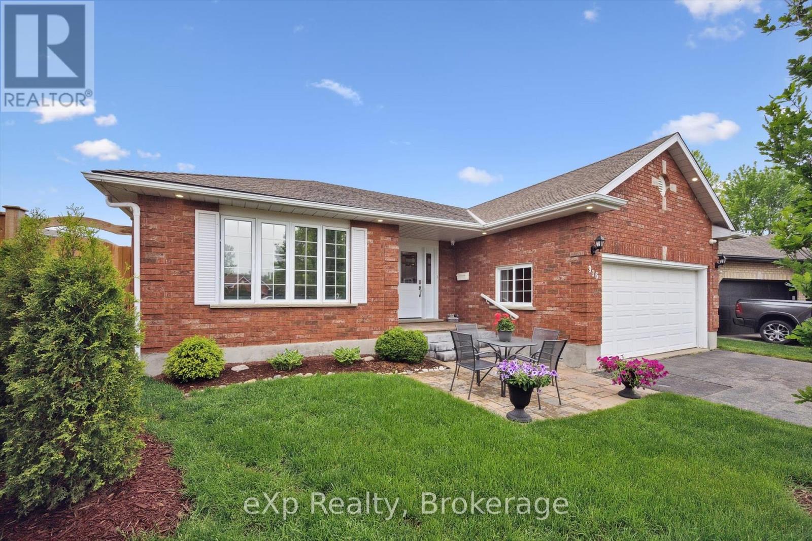 916 Keewatin Place, Kitchener, Ontario  N2B 3W4 - Photo 3 - X12206893