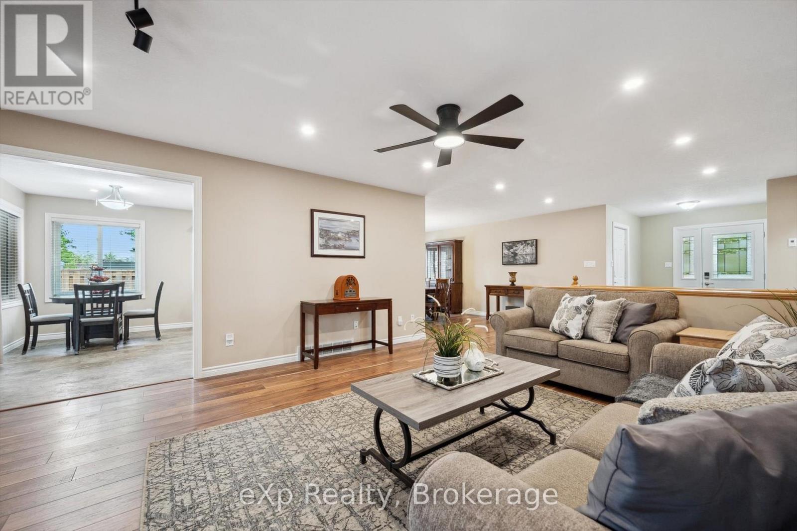 916 Keewatin Place, Kitchener, Ontario  N2B 3W4 - Photo 8 - X12206893