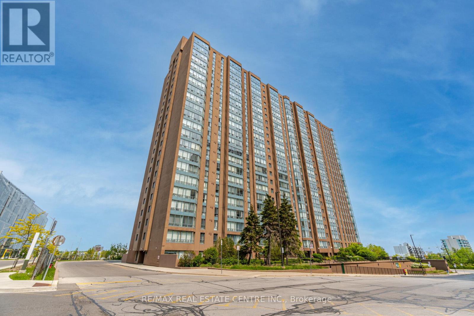 811 - 115 Hillcrest Avenue, Mississauga, Ontario  L5B 3Y9 - Photo 2 - W12210175