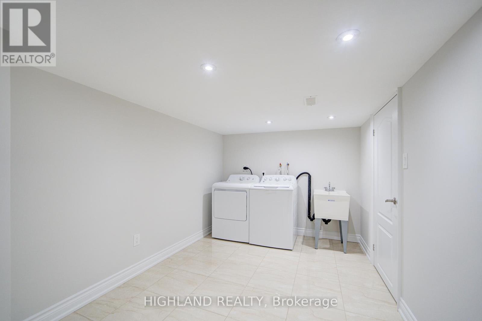 1342 Kestell Boulevard, Oakville, Ontario  L6H 0C8 - Photo 43 - W12210232