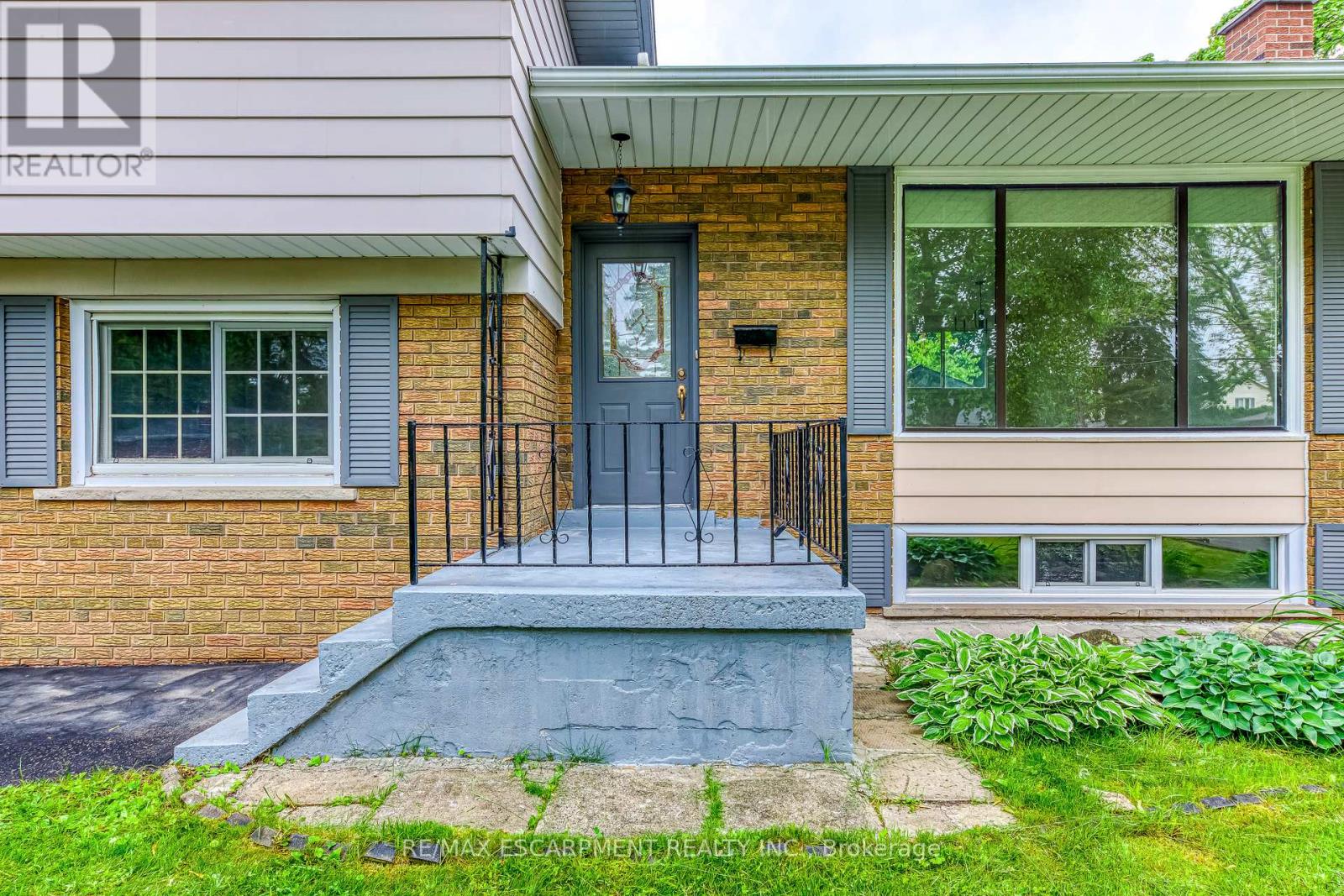 564 Dynes Road, Burlington, Ontario  L7N 2V2 - Photo 2 - W12210262