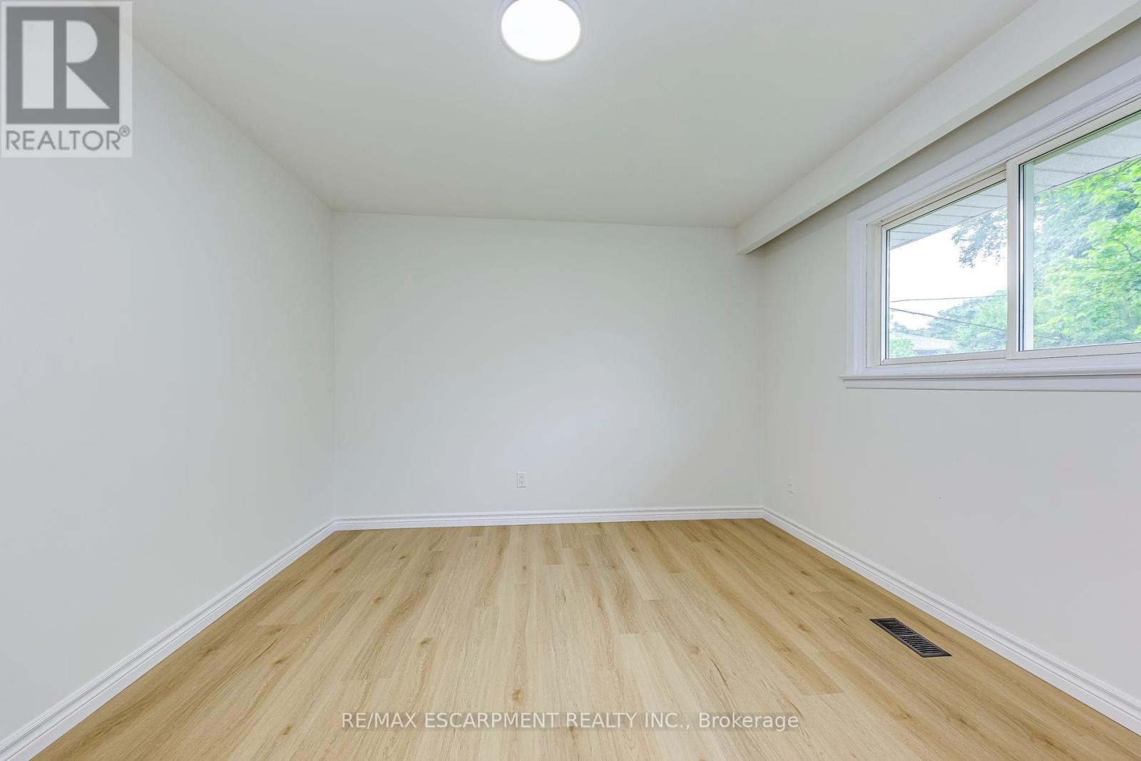 564 Dynes Road, Burlington, Ontario  L7N 2V2 - Photo 20 - W12210262