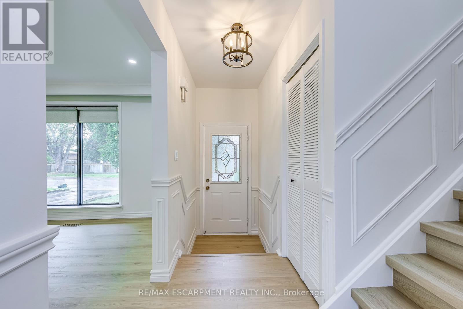 564 Dynes Road, Burlington, Ontario  L7N 2V2 - Photo 4 - W12210262