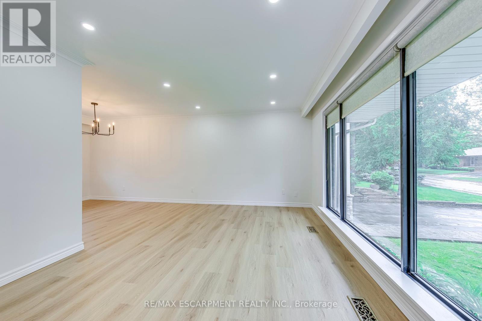 564 Dynes Road, Burlington, Ontario  L7N 2V2 - Photo 5 - W12210262