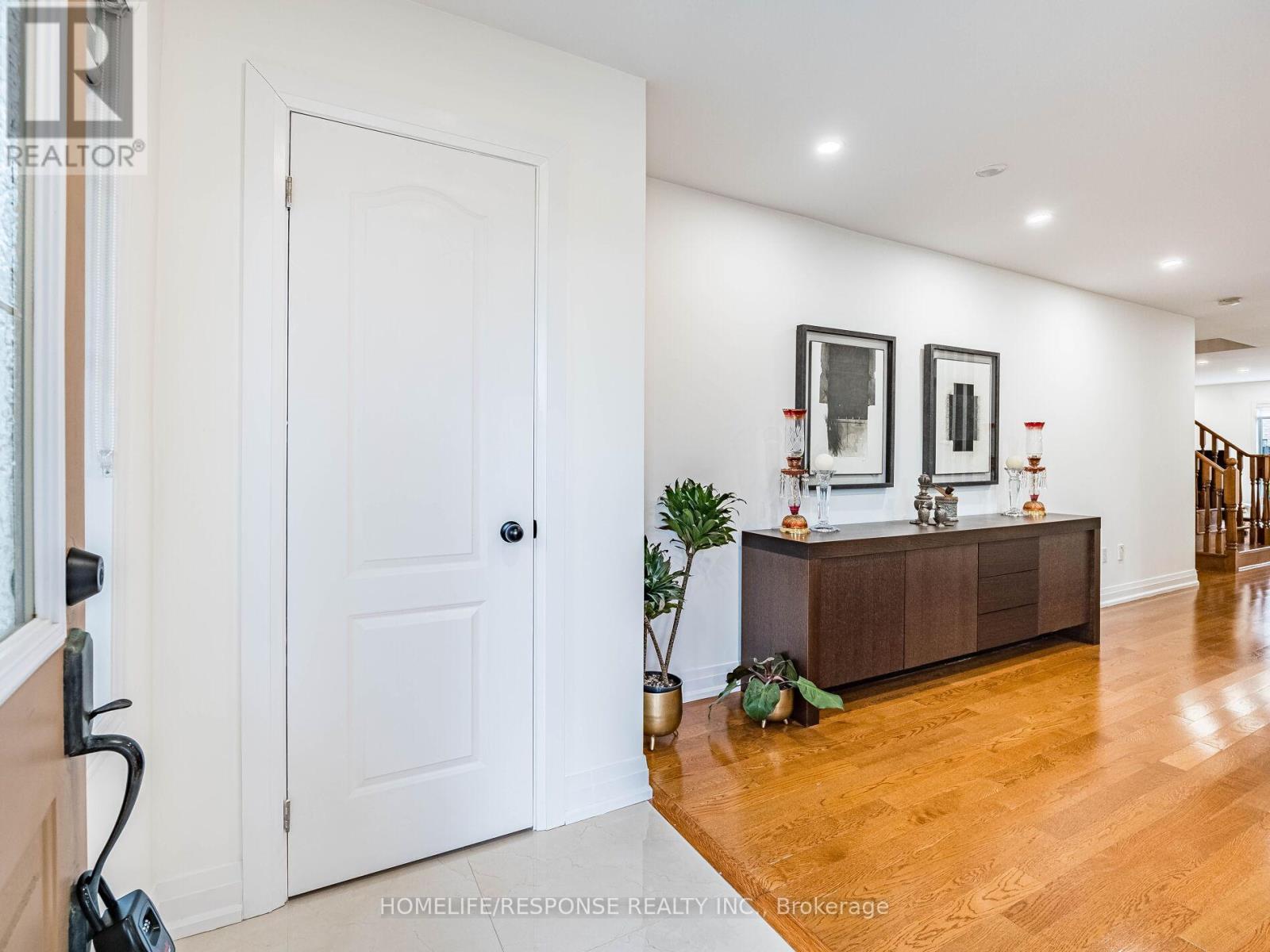 5905 Manzanillo Crescent, Mississauga, Ontario  L5M 6X6 - Photo 3 - W12210269