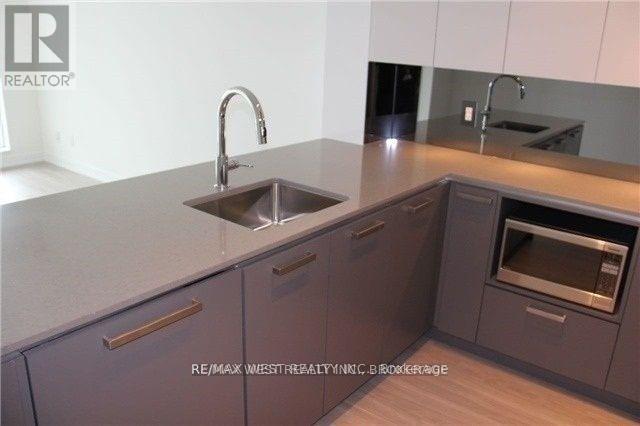 621 - 1830 Bloor Street W, Toronto, Ontario  M6P 3K6 - Photo 4 - W12210311