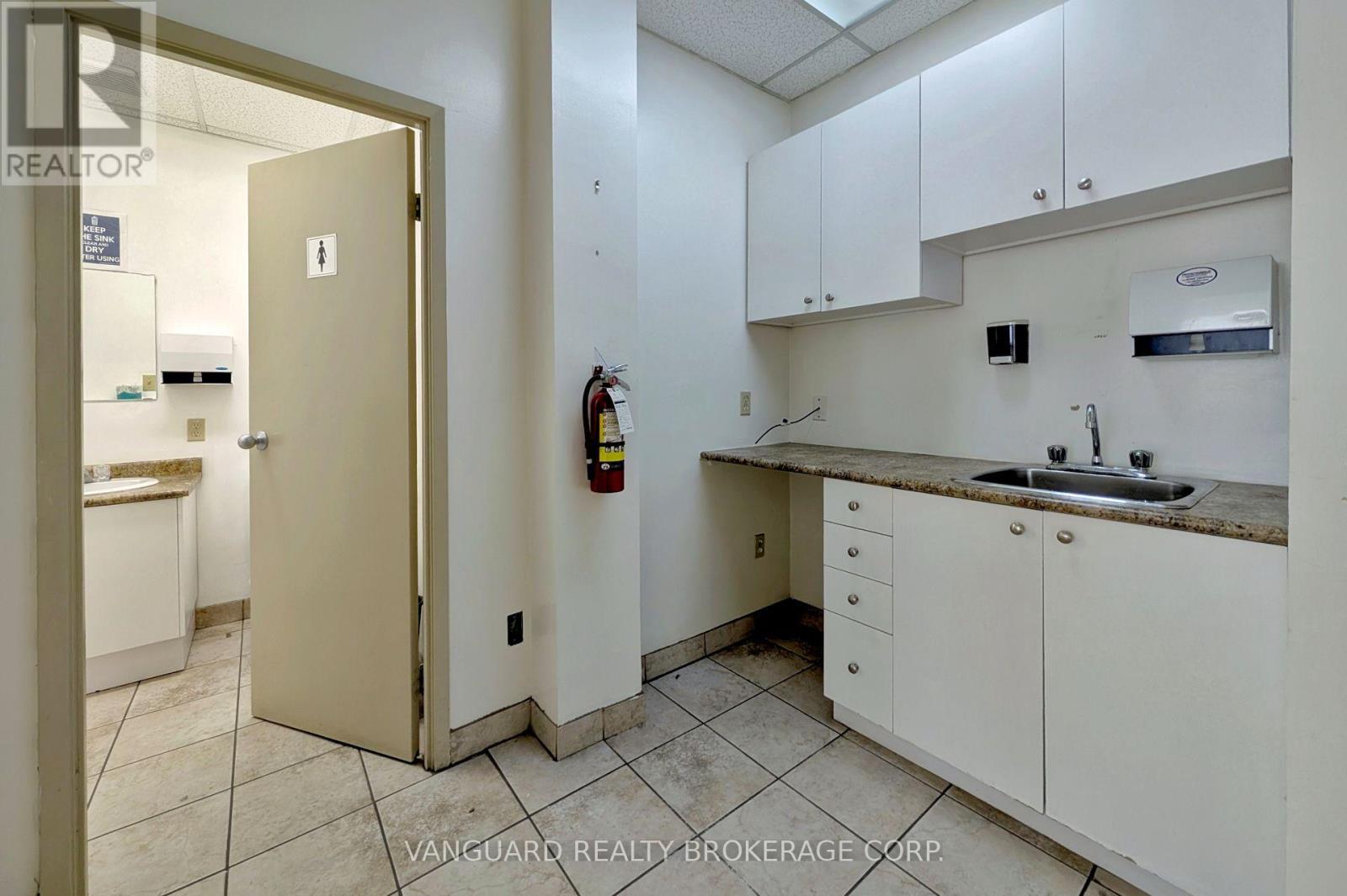 850 Flint Road, Toronto (York University Heights), Ontario  M3J 2J5 - Photo 10 - W12210312